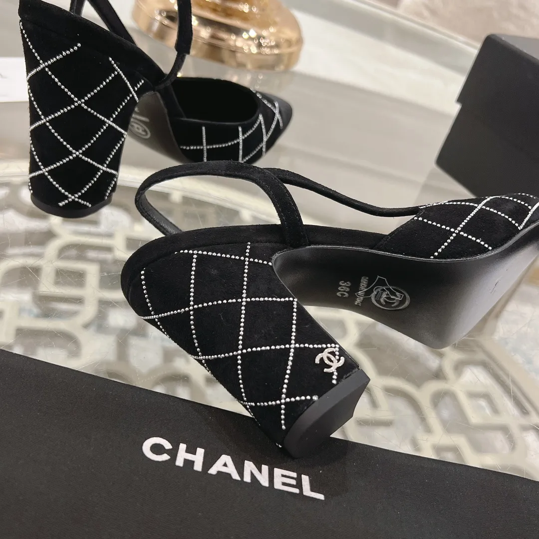 💕💕Factory direct selling price p540💕💕 CHANEL Xiangjia 25vs spring and summer new fashion sandals series... Chanel is a very comprehensive noble fashion lifestyle brand. The same models are sold by major fashion bloggers and celebrities in Hong Kong, the United States, and other countries. They are simply beautiful. I fall in love with elegance and the playful sense of the future. I want to own them right away just by looking at them. But you can really think about a pair of exquisite high heels. This series is specially designed for extraordinary and indifferent ladies to create a unique overall effect. CHANEL designs products that inspire women to move forward and highlight their charm... 1️⃣Material: original customized high mercerized sheepskin 2️⃣Inner lining: original customized imported sheepskin 3️⃣Feet: original customized imported sheepskin 4️⃣Outsole: genuine leather sole imported from Italy 5️⃣Heel height: 2.5cm/6.5cm/9cm 6️⃣Number: 34-43 (34.40.41.42.43 customized is not returnable) 7️⃣Packaging: The latest and exquisite full set of packaging at the counter